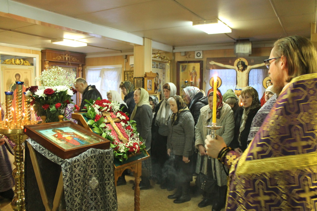 В Храме совершили всенощное бдение с выносом Честного и Животворящего Креста Господня