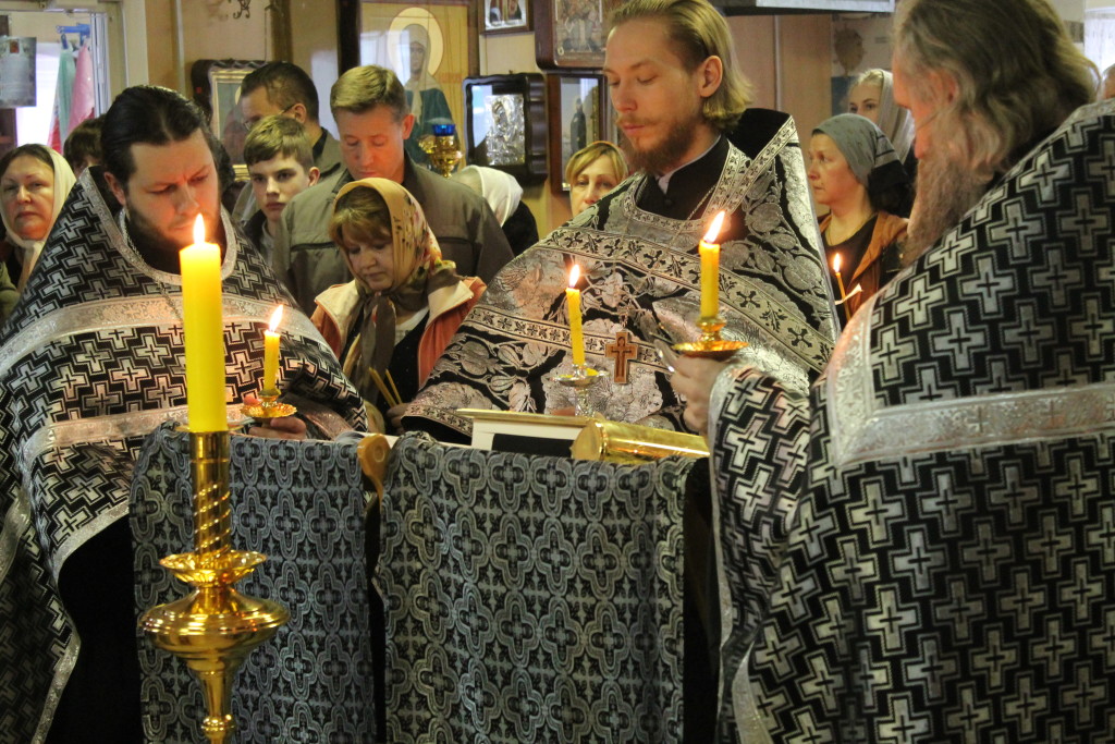 Утреня Великого Пятка с чтением двенадцати Страстных Евангелий